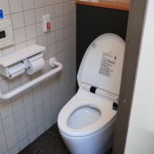 様式トイレは1台あり、お尻洗浄器がついてました。