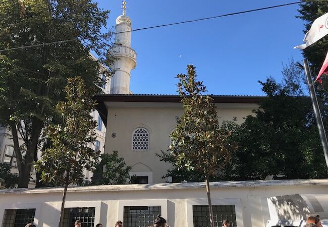 イスティクラル通りに面したモスク