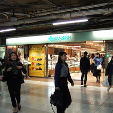 阪急うめだ本店から地下ですぐです