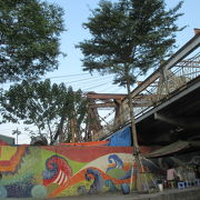 古びた鉄橋です。近くのモザイク壁画を是非見ましょう。