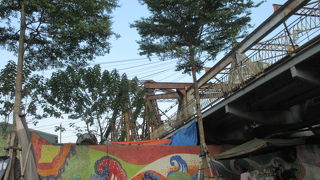 古びた鉄橋です。近くのモザイク壁画を是非見ましょう。