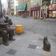 早朝は空いていて、撮影には適していますが…。