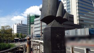 親柱には船の帆のオブジェ