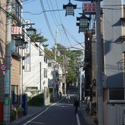 妙法寺の南側を東西に通る道路