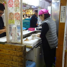 釣ったイカを刺身にしてくれます。