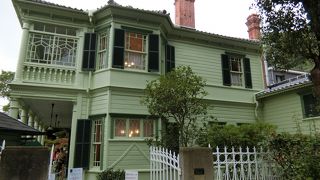 淡いグリーンの素敵な建物