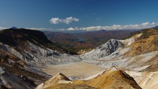 麓の紅葉、山頂の見晴らし、珍しい美景の火口