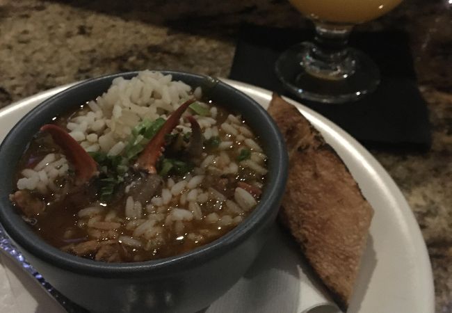 ガンボのおいしいレストランバー！ガラス張りの壁がおしゃれ。