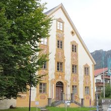 エッタール通りに面しています