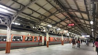 日本時代の雰囲気をそのまま残す台鉄嘉義駅はいい