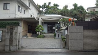 大黒坂に位置する現代的なお寺