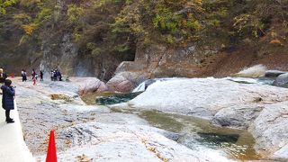 鱒が飛べない滝と言う～