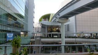 昔は米軍基地の駅、今は商業施設も充実したターミナル駅