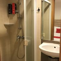 仕切りのあるシャワーブース