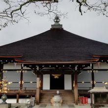 檜皮葺宝形造の美しいお堂です