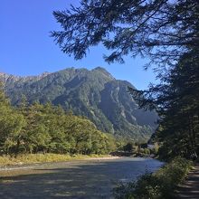 清流を眺めながらのハイキング