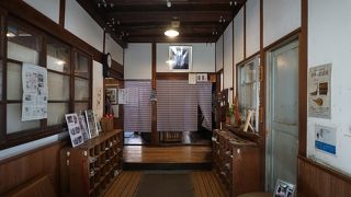 セルフサービスで温かいお茶