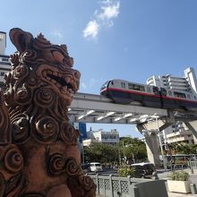 青い空とモノレールを入れて写した