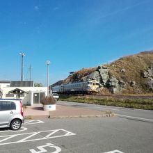 千畳敷海岸の前を走る五能線