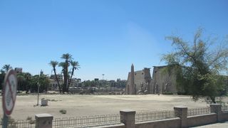 にぎやかな街の中に