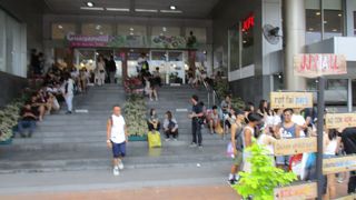 １階のフードバザール