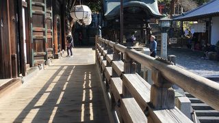 清水寺を少し小さくした感じ