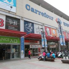 カルフールの外観