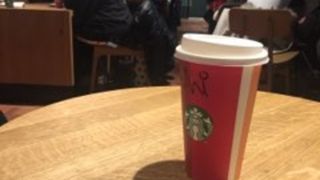 ルーブル美術館の裏側のスタバ