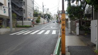 韓国大使館前の緩やかな坂道
