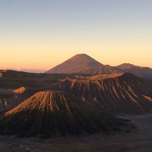 朝日に染まるブロモ山