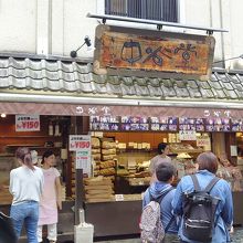 いつ行っても人だかりが。皆高速餅つきを待っています。