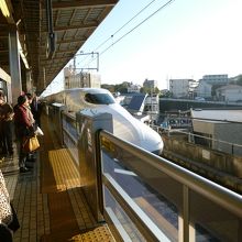 新幹線と新幹線のプラットフォーム