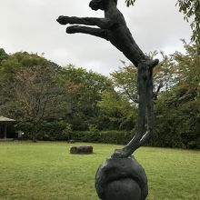 庭園の面白いブロンズ像