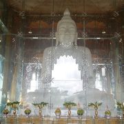 大理石で作られた白無垢の仏像