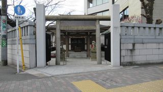 駒込駅近くの崇敬神社