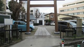 駒込駅近くの高台にある