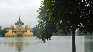 ヤンゴン市内の湖