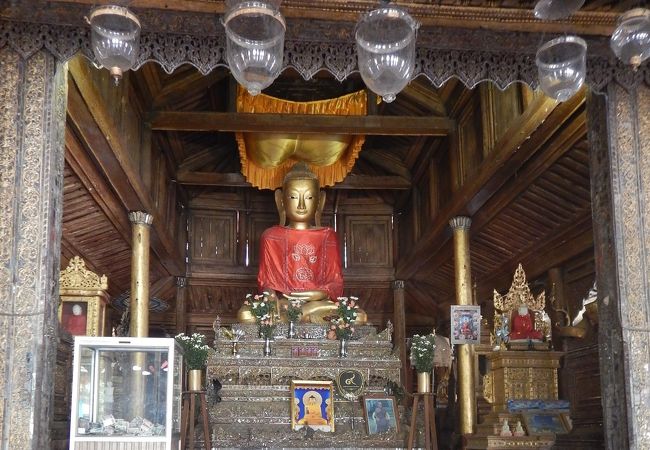 仏塔の中には小さな仏像が沢山