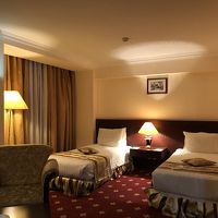 照明は薄暗いが部屋は広い