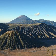 朝日に染まるブロモ山