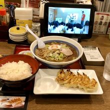 8番ラーメン（醤油）・ライス中が本日のオーダー。