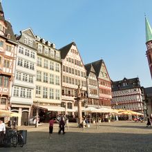 旧市庁舎と反対側の建物