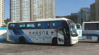 国際埠頭の空港バス乗り場は駐車場内