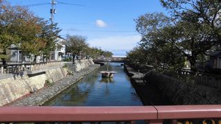 市街地にあります