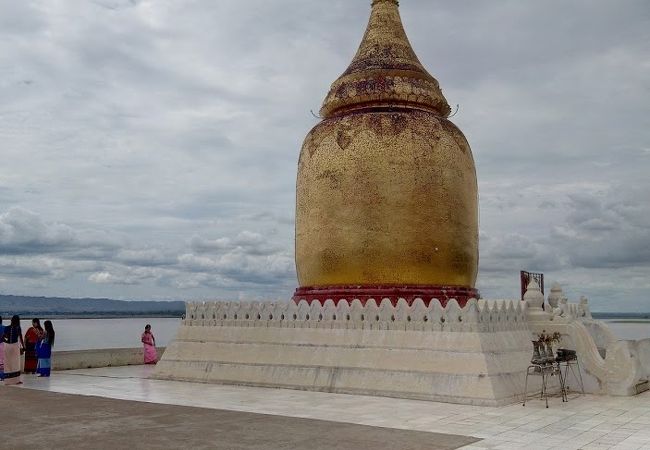 ひょうたん型の黄金仏塔