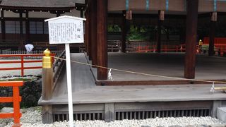 楼門のすぐ後ろ