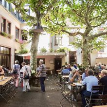 平日の午後こんなに賑わっているレストラン