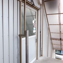裏へは階段。この扉が店の入り口。