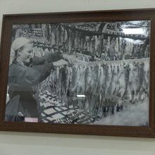 漁業で賑わっていた頃の加工場で撮られた写真展示。