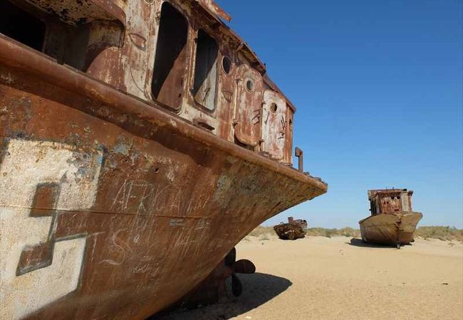 消滅に向かうアラル海の漁港だった場所に取り残された漁船群